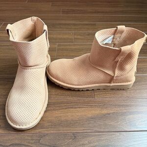 UGG Tawny Classic Mini Unlined Perforated Suede Ankle Boots Size 6 women’s